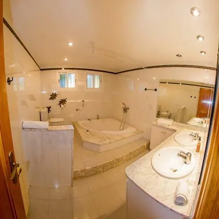 Les Canyes Cottage, Private
