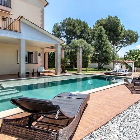 Les Canyes Cottage, Private